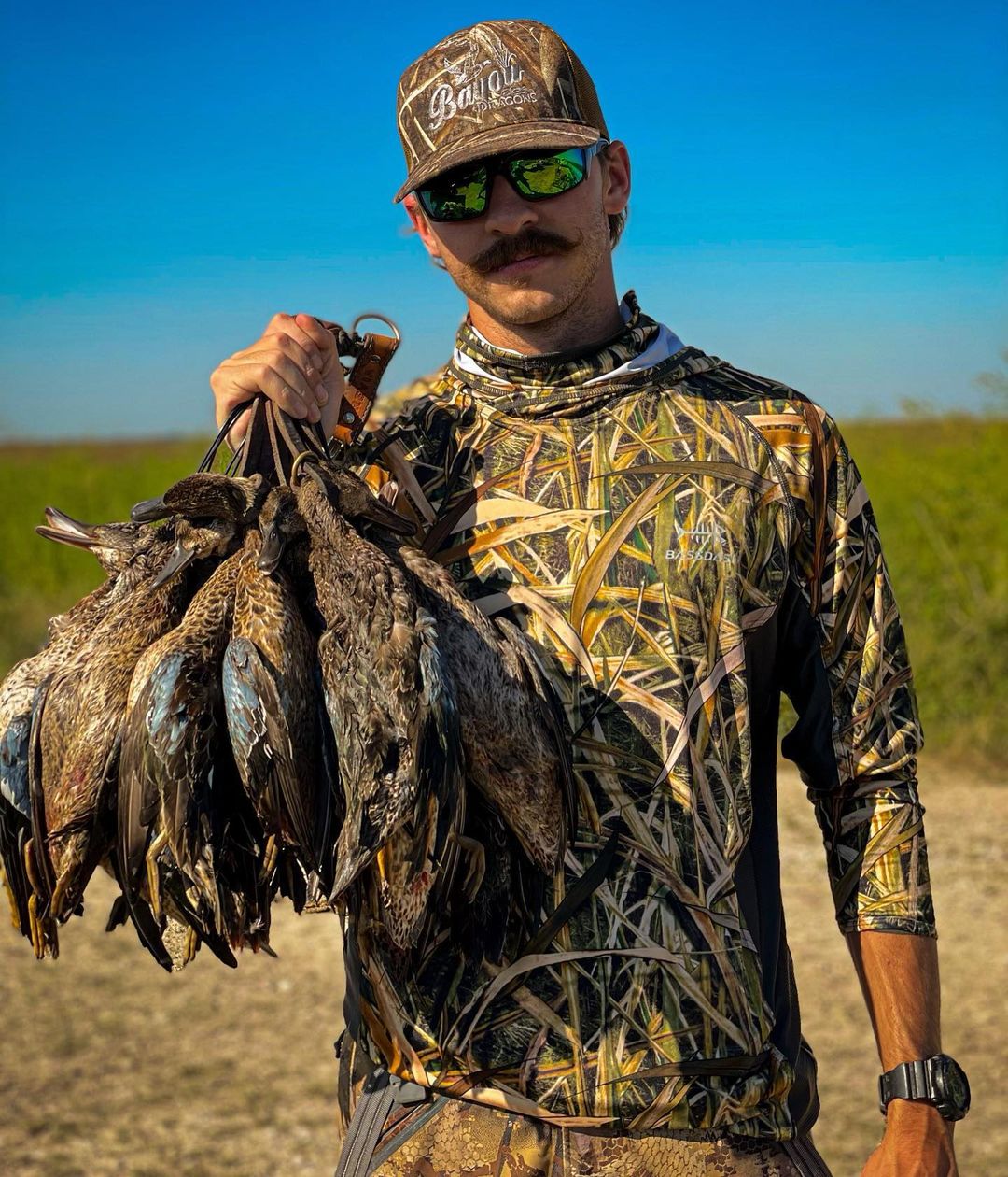 Hunting Fishing Outdoor - เสื้อเชิ้ตแขนยาวสำหรับผู้ชาย Bassdash ป้องกันแสงแดด UPF 50+ พร้อมหน้ากากลายพราง